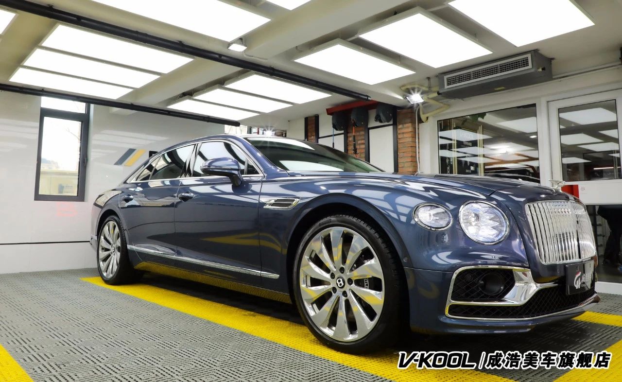专业施工空间内的深蓝色轿车