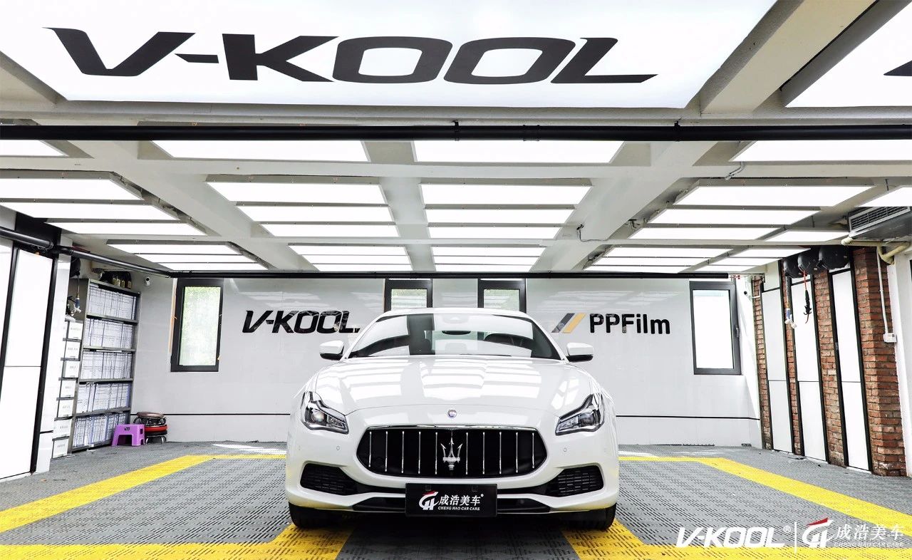 配备专业照明的 V-KOOL 汽车施工空间